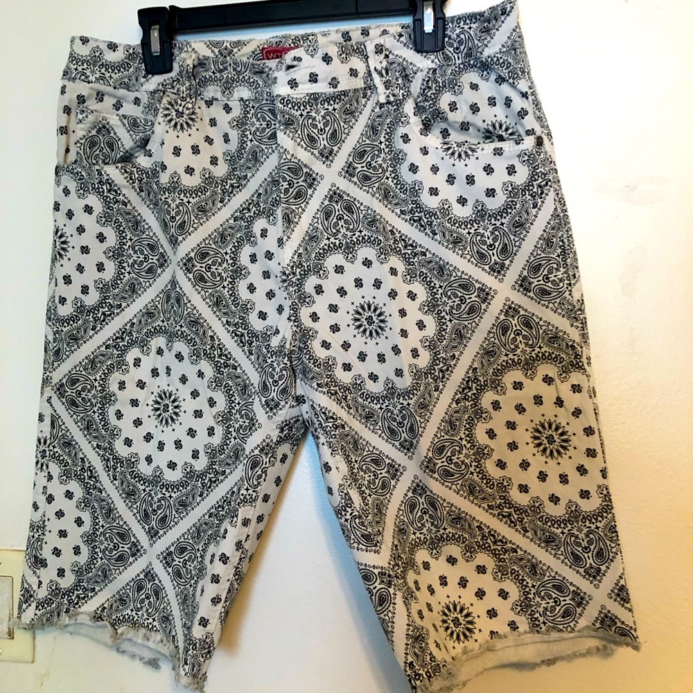 Men’s shorts, black and white good condition
